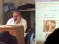 मुलांनी शिक्षकाला महिला अंतर्वस्त्राची जाहीरात पाहताना पकडले - Marathi News | The children caught the teacher while looking at women's clothing | Latest international News at Lokmat.com