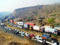 मुंबई-नाशिक महामार्ग ५ तास ठप्प - Marathi News | Mumbai-Nashik Highway halted for 5 hours | Latest maharashtra News at Lokmat.com
