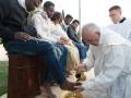 पोप फ्रान्सिसनी धुतले मुस्लीम स्थलांतरीतांचे पाय - Marathi News | Pope Francisi washed the feet of migratory Muslims | Latest international News at Lokmat.com