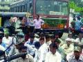 मजूरीसाठी महामार्ग रोखला - Marathi News | Stop the highways for the wages | Latest thane News at Lokmat.com