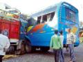 वऱ्हाडाच्या बसला ट्रकची धडक - Marathi News | The driver of the wardha bus hit the truck | Latest nagpur News at Lokmat.com