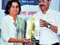 अपर्णा वेलणकर यांना बाळशास्त्री जांभेकर पुरस्कार - Marathi News | Aparna Velankar received the Balashastri Jambhekar Award | Latest maharashtra News at Lokmat.com
