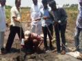 पुण्यात चार वर्षाचा चिमुरडा बोअरवेलमध्ये पडला - Marathi News | In Pune, a four-year-old girl fell into a borewell | Latest pune News at Lokmat.com