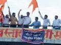 श्रीहरी अणेंच्या पुतळ्याला फाशी - Marathi News | Hanging to the statue of shri ani | Latest amravati News at Lokmat.com
