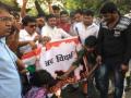मनसे कार्यकर्त्यांनी जाळला विदर्भाचा झेंडा - Marathi News | MNS workers torched Vidarbha flag | Latest maharashtra News at Lokmat.com