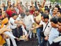मनसे कार्यकर्त्यांनी जाळला विदर्भाचा झेंडा - Marathi News | MNS workers torched Vidarbha flag | Latest nagpur News at Lokmat.com