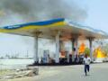 भीषण आग, पेट्रोलपंप बचावले - Marathi News | Fire, petrol pump escape | Latest amravati News at Lokmat.com