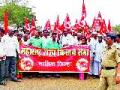 किसान सभेतर्फे निदर्शने - Marathi News | Demonstrations by the Farmers Sabha | Latest nashik News at Lokmat.com