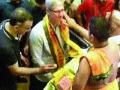 ‘अ‍ॅपल’चे टिम कूक सिद्धिविनायकाच्या चरणी! - Marathi News | Apple's Tim Cook success story! | Latest maharashtra News at Lokmat.com