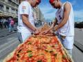 अबब... २ किमीच्या पिझ्झाची गिनीजबुक मध्ये नोंद - Marathi News | Above ... 2km pizzeria recorded in Guinness book | Latest international News at Lokmat.com