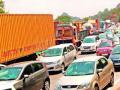 द्रुतगतीवरील वाहतूक विस्कळीत - Marathi News | Accelerated traffic disruption | Latest maharashtra News at Lokmat.com