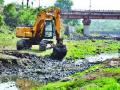 वालदेवी नदीपात्रातून २०० ट्रक गाळ काढला - Marathi News | 200 truck sludge removed from Valdevi river bed | Latest nashik News at Lokmat.com