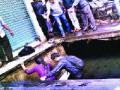 स्लॅब कोसळून २५ प्रवासी नाल्यात - Marathi News | Slab collides with 25 passengers in Nallah | Latest maharashtra News at Lokmat.com