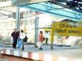 डोंबिवली रेल्वे स्थानकात अडथळ्यांची शर्यत - Marathi News | Hurdles in Dombivli Railway Station | Latest thane News at Lokmat.com
