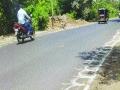 रस्त्यावरील मोऱ्यांचे अर्धवट काम - Marathi News | Partial work of road moles | Latest maharashtra News at Lokmat.com