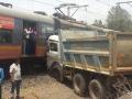 डंपरची पनवेल-ठाणे लोकलला धडक, हार्बर रेल्वे विस्कळीत - Marathi News | Dneprar to Panvel-Thane local road, Harbor rail disrupted | Latest maharashtra News at Lokmat.com