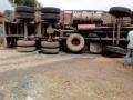 ट्रक उलटला, तिघे जखमी - Marathi News | Truck reversed, three injured | Latest gondia News at Lokmat.com