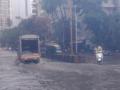 मुंबईत पावसाची जोरदार हजेरी, लोकल सेवा विस्कळित - Marathi News | Heavy rains in Mumbai, local services disrupted | Latest maharashtra News at Lokmat.com