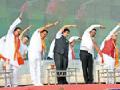 ‘योग’ पूर !- गडकरींसह हजारो नागपूरकरांनी केली योगसाधना - Marathi News | 'Yoga' flood! - Thousands of people including Gadkari have made Yoga | Latest nagpur News at Lokmat.com