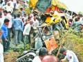 धुळ्याजवळ तिहेरी अपघातात १८ ठार - Marathi News | 18 killed in a triple crash near Dhule | Latest maharashtra News at Lokmat.com