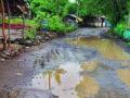 खड्ड्यांमुळे कंबरडे मोडण्याची भीती - Marathi News | Dread of dirt due to potholes | Latest maharashtra News at Lokmat.com