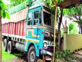 ट्रक दुकानात घुसला, कार उलटली! - Marathi News | The truck entered the shop, the car broke! | Latest akola News at Lokmat.com