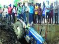 पुलावरून ट्रॅक्टर उलटला; चालक जखमी - Marathi News | The tractor overturned from the bridge; Driver injured | Latest buldhana News at Lokmat.com