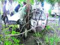 कार झाडावर आदळून एक गंभीर - Marathi News | The car fell into a tree and was a serious one | Latest buldhana News at Lokmat.com
