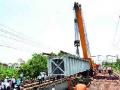 देवळाली रेल्वेस्थानकाजवळ गर्डर बसविण्याचे काम पूर्ण - Marathi News | Completion of girder near Deolali railway station | Latest nashik News at Lokmat.com