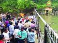 बदलापूरच्या कोंडेश्वर धबधब्याला आता काटेरी कुंपण - Marathi News | Thorny fence at Kondeshwar Falls in Badlapur | Latest thane News at Lokmat.com