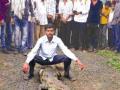 मगरीच्या पाठीवर बसून सेल्फी काढणाऱ्या तरुणाला अटक ! - Marathi News | The person arrested on the back of the crocodile arrested! | Latest maharashtra News at Lokmat.com