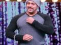 का आली सलमानवर एकच टी-शर्ट वापरण्याची वेळ? - Marathi News | Why is Salman to use only one T-shirt? | Latest filmy News at Lokmat.com