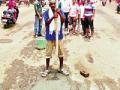 श्रमदानातून नागरिकांनी बुजविले रस्त्यावरील खड्डे - Marathi News | Pavement on the road caused by civilian work | Latest gadchiroli News at Lokmat.com