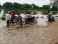 हिंगोलीतल्या कुरूंद्याच्या जलेश्वर नदीला पूर - Marathi News | Haleighali's turf floods the River Jaleshwar | Latest maharashtra News at Lokmat.com