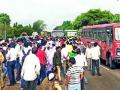 चांदोरीत विद्यार्थ्यांनी केला रास्ता रोको - Marathi News | Students stopped by the way | Latest nashik News at Lokmat.com