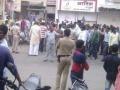 सोलापुरातल्या बुधवार पेठेत दोन गटांमध्ये हाणामारी - Marathi News | Clashes between two groups in Budhwar Peth in Solapur | Latest maharashtra News at Lokmat.com