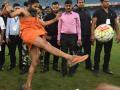 फुटबॉलच्या मैदानात रामदेव बाबांची किक - Marathi News | Ramdev Baba kick on the football field | Latest football News at Lokmat.com