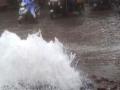 कांदिवलीत जलवाहिनी फुटली, लाखो लिटर पाण्याची नासाडी - Marathi News | Kandivaliat water pipelines, loss of millions of liters of water | Latest mumbai News at Lokmat.com