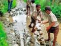 शिवणीच्या विद्यार्थ्यांनी स्वत:च बांधला रस्ता - Marathi News | Shikan students themselves built the road | Latest yavatmal News at Lokmat.com