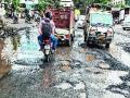 एव्हरार्ड नगरात खड्ड्यांचे साम्राज्य - Marathi News | Evergreen Pothole Empire | Latest maharashtra News at Lokmat.com