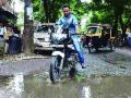 बोरीवलीतील चिकूवाडीतील रस्त्यांवर खड्डेच खड्डे - Marathi News | Patchwork potholes on the streets of Chikwadi in Borivali | Latest maharashtra News at Lokmat.com