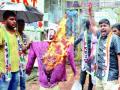 शिक्षणमंत्र्यांचा पुतळा जाळला - Marathi News | The statue of the minister of education was burnt | Latest maharashtra News at Lokmat.com