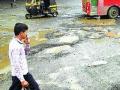 खड्ड्यांमुळे वाहतूक कोंडी - Marathi News | Traffic collision due to potholes | Latest maharashtra News at Lokmat.com