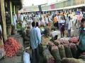 खामगाव येथील भाजीबाजारात शासनाच्या आदेशाला ‘खो’ - Marathi News | Khamgaon's vegetable market 'lost' | Latest akola News at Lokmat.com