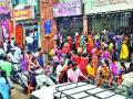 शोरूमचा माल विक्रीसाठी रस्त्यावर - Marathi News | On the street for sale of showroom goods | Latest nashik News at Lokmat.com