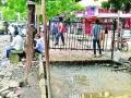 पादचारी पुलाचे काम अद्याप सुरूच - Marathi News | The work of the pedestrian bridge is still in progress | Latest maharashtra News at Lokmat.com