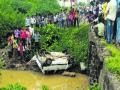 अरुंद पुलावरून कार नदीत कोसळली - Marathi News | Car on the narrow bridge collapsed in the river | Latest akola News at Lokmat.com