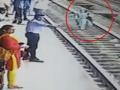 VIDEO - प्रवाशांनी महिलेला ट्रेनखाली जाण्यापासून वाचवलं - Marathi News | VIDEO - Passengers saved the woman from going down the train | Latest maharashtra News at Lokmat.com