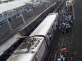 6 तासांच्या खोळंब्यानंतर मध्य रेल्वे रुळावर - Marathi News | After 6 hours halt on the Central Railway route | Latest maharashtra News at Lokmat.com