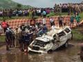 वाहून गेलेल्या ‘तवेरा’ कारचे अवशेष व दोन मृतदेह आढळले - Marathi News | The remains of the 'Tavera' car and two bodies were found | Latest maharashtra News at Lokmat.com
